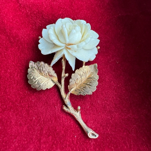 ROSE FLOWER
GOLD TONE BROOCH - Picture 2 of 8